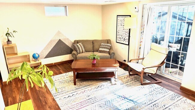 Foto del edificio - Rare Find! Spacious 1 Bed Apartment – Priv...