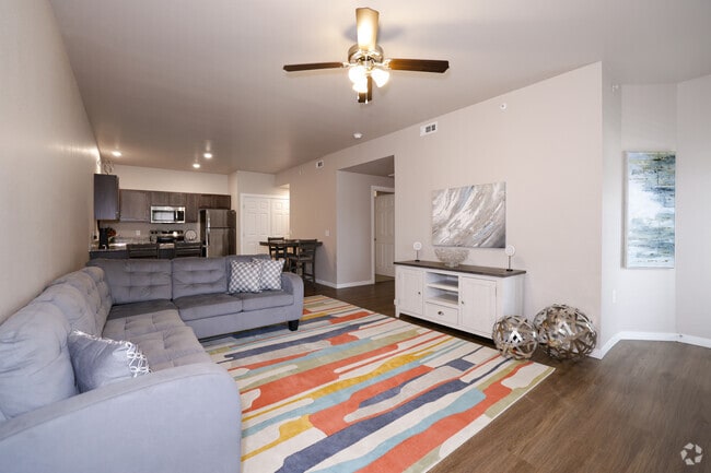 2 habitaciones, 2 baños - 1093 pies cuadrados - Sala de estar - The Greens at Broken Arrow I, II,III, and IV