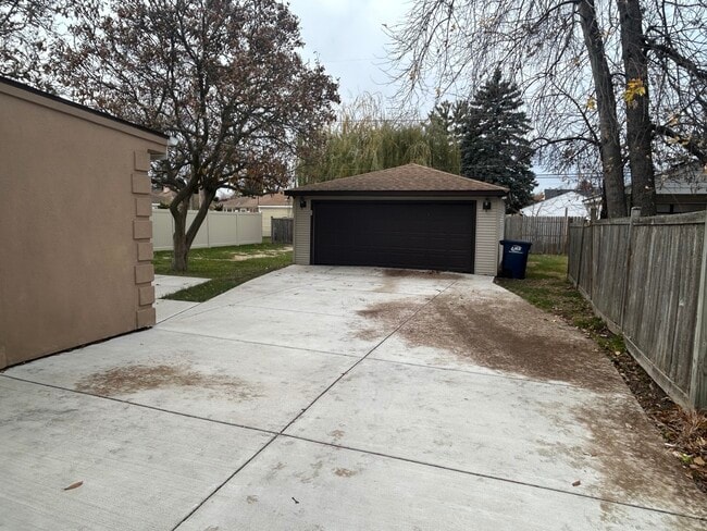 Building Photo - 946 E Grant Dr