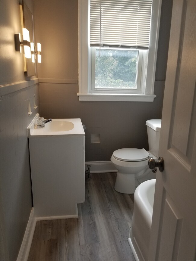 Baño - 2715 Center St