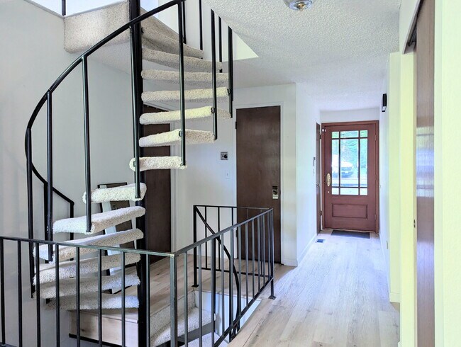 Foto del edificio - 3-Bed Retreat with Forest Abundance