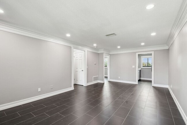 Building Photo - 2942 W Bay Dr