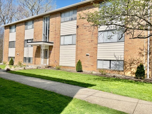 Building Photo - 1746 Cromwell Dr