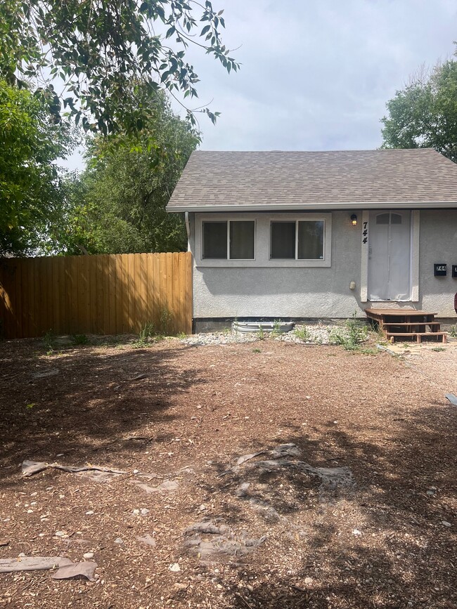 Building Photo - 744 E Costilla St