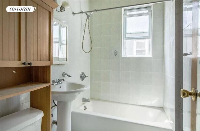 Foto del edificio - 47-42 48th St