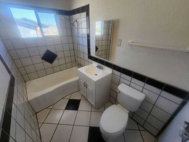 Foto del edificio - Spacious 3 Bedroom 2 Bath Home