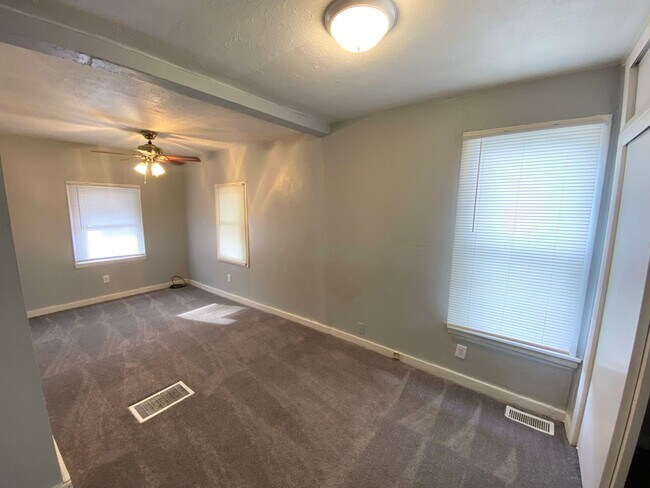 Foto del edificio - 2 Bedroom, 1Bath Home w/ 2 Car Garage Available Now in Peoria Heights!