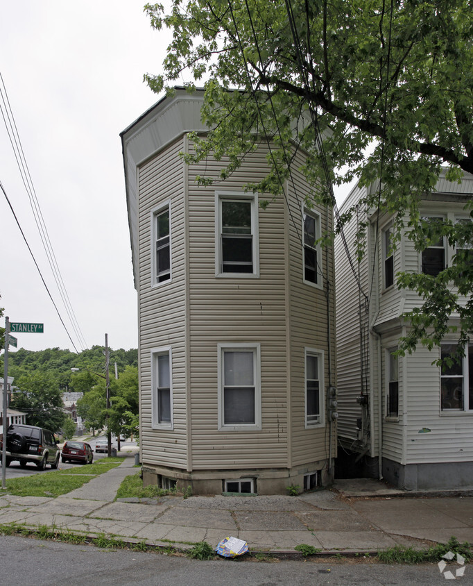 Building Photo - 53 Pine St