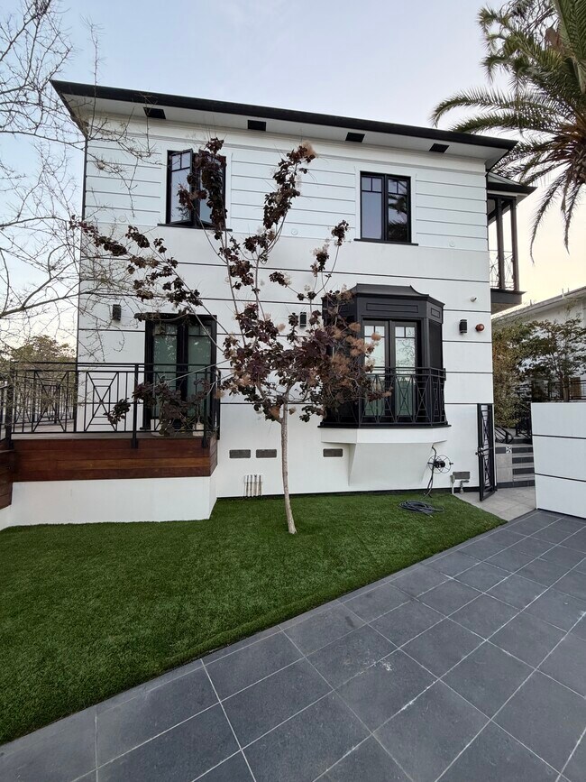 Foto del edificio - 1307 S Beverly Glen Blvd