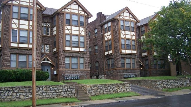 Building Photo - Hyde Pointe