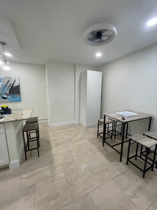 Building Photo - 1111 Montezuma Dr