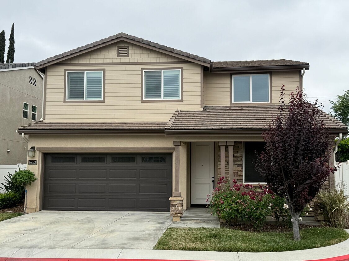 Foto principal - Reseda Ranch 5 bedroom 3 bath house!