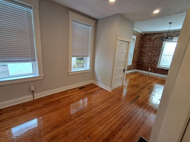 Comedor con sala frontal al fondo - 1007 E McCarty St