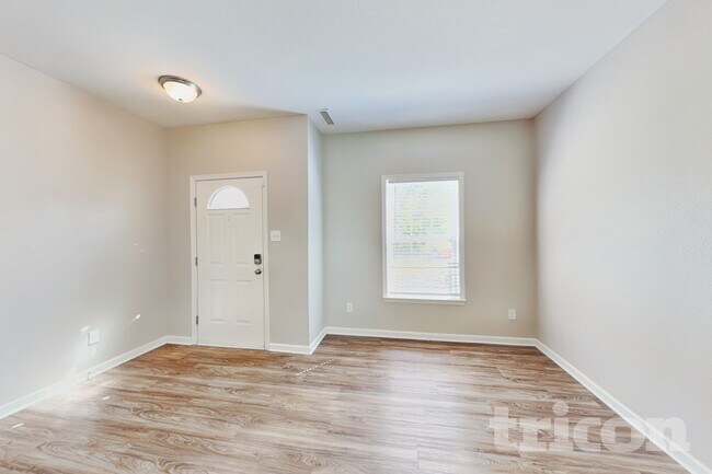 Foto del edificio - 807 Chastain Ave
