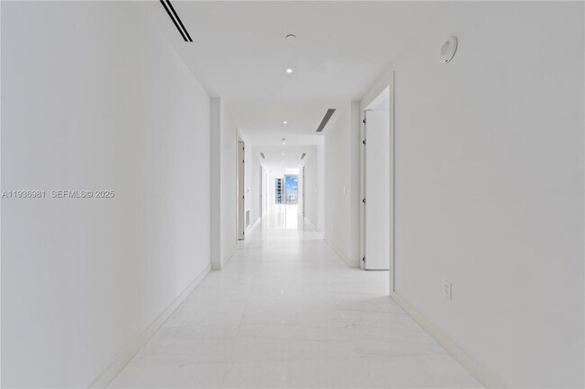 Building Photo - 300 Biscayne Blvd Way