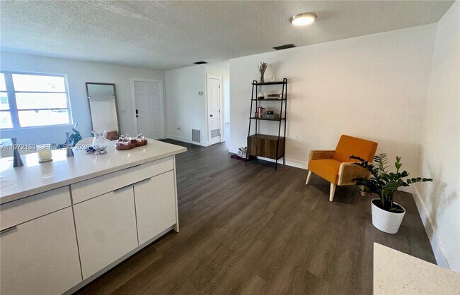 Foto del edificio - 9040 NW 26th Pl