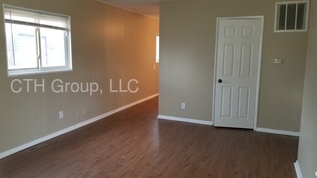 Building Photo - 3072 Huntington Dr