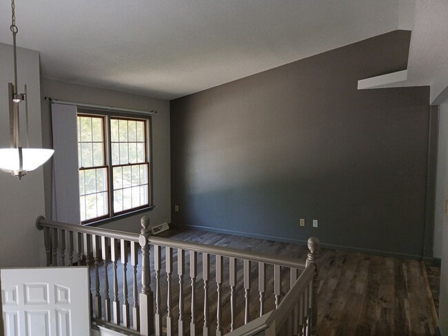 Building Photo - 3 bed, 2.5 bath, 2 car garage split foyer