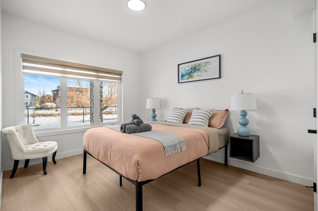 Building Photo - 142 Canoe Crescent SW