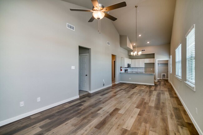 Foto del edificio - GORGEOUS 2 BEDROOM FOUR PLEX LOCATED IN MI...