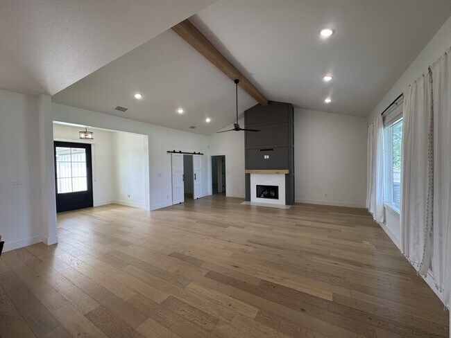 Foto del edificio - 4453 Cedar Creek Rd