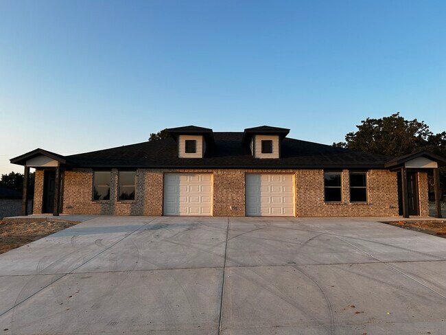 Building Photo - 1400 E Dry Creek Rd