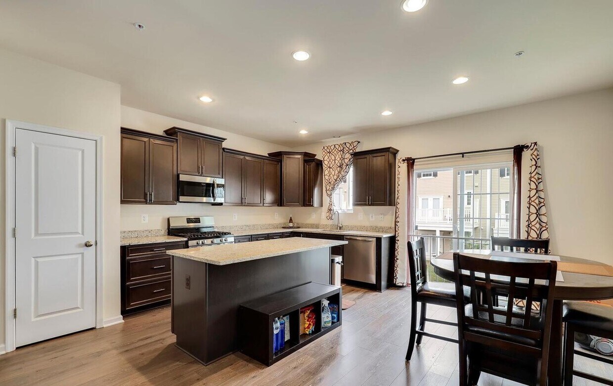 Foto principal - 8355 Daydream Cres