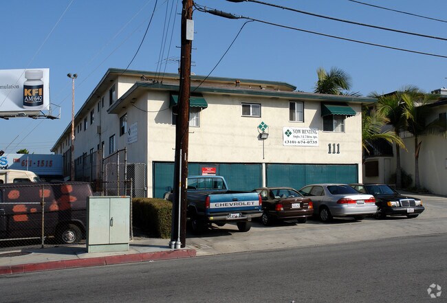 111 E Beach, ¡alejado - 111-115 E. Beach Ave.