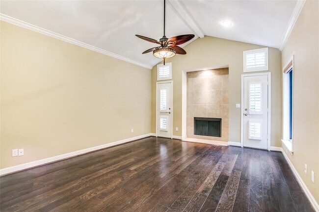 Building Photo - 306 Sugar Berry Cir
