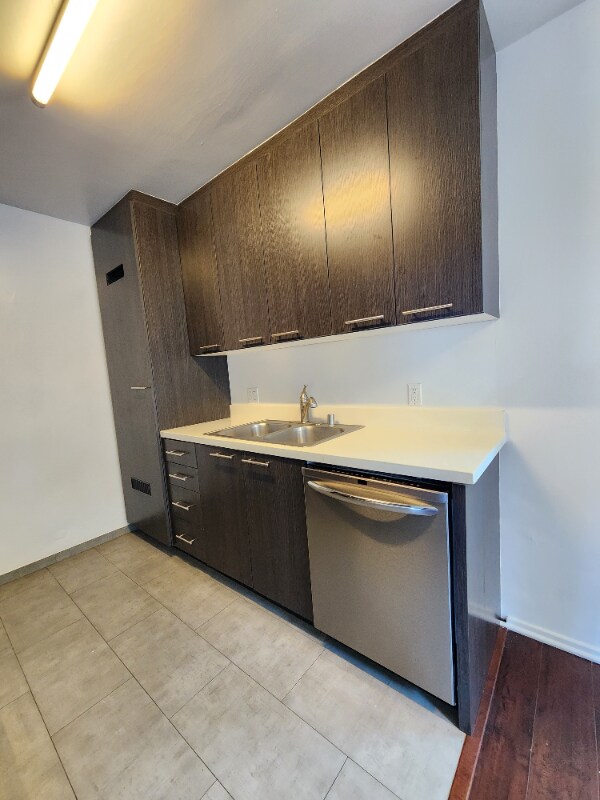 Foto del edificio - 8008 Norton Ave