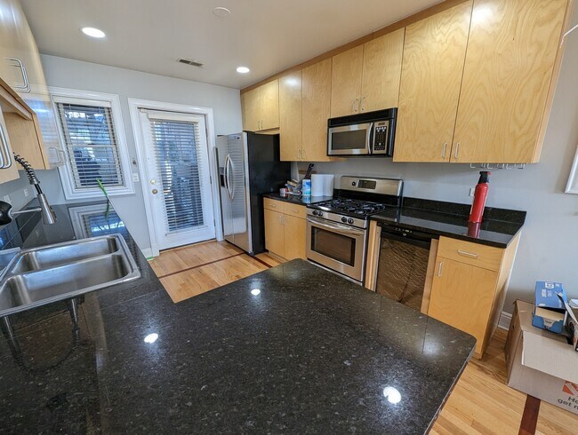 Foto del edificio - 1648 W Augusta Blvd