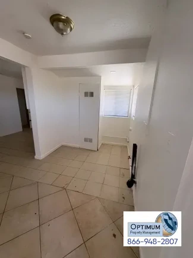 Building Photo - 3-Bedroom 1-Bathroom Home with Fireplace, Front Yard & Private Back Patio in Victorville