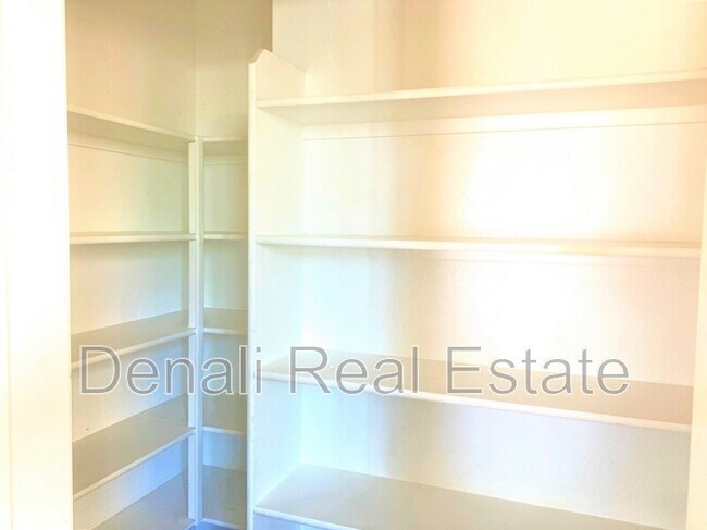Foto del edificio - 6698 E Summerset Rd