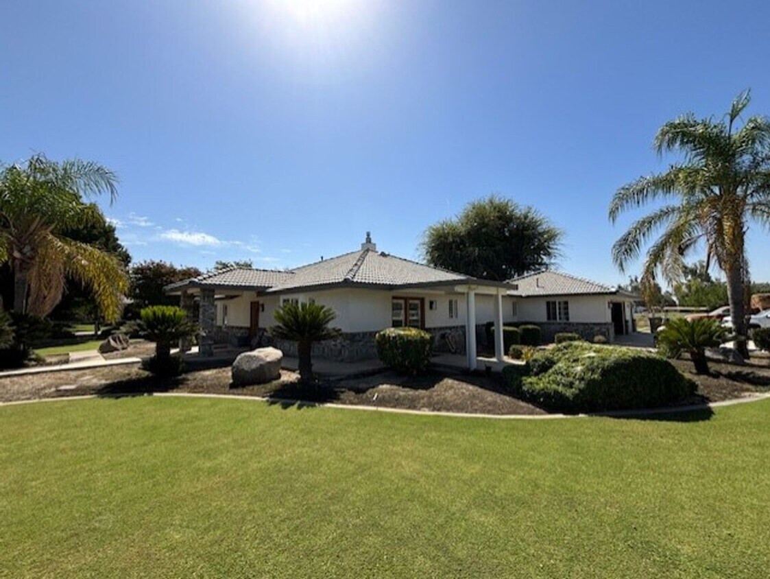 Building Photo - Clean 4 Bedrooms + 2.5 Bathrooms House nea...