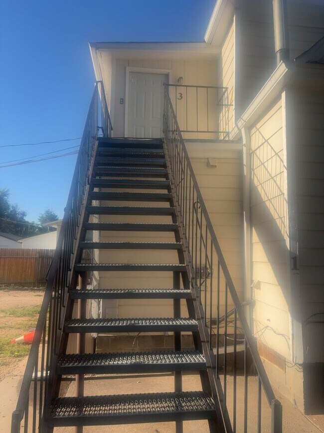 Building Photo - 2 Bed / 1 Bath Top-Floor Apartment – Acros...