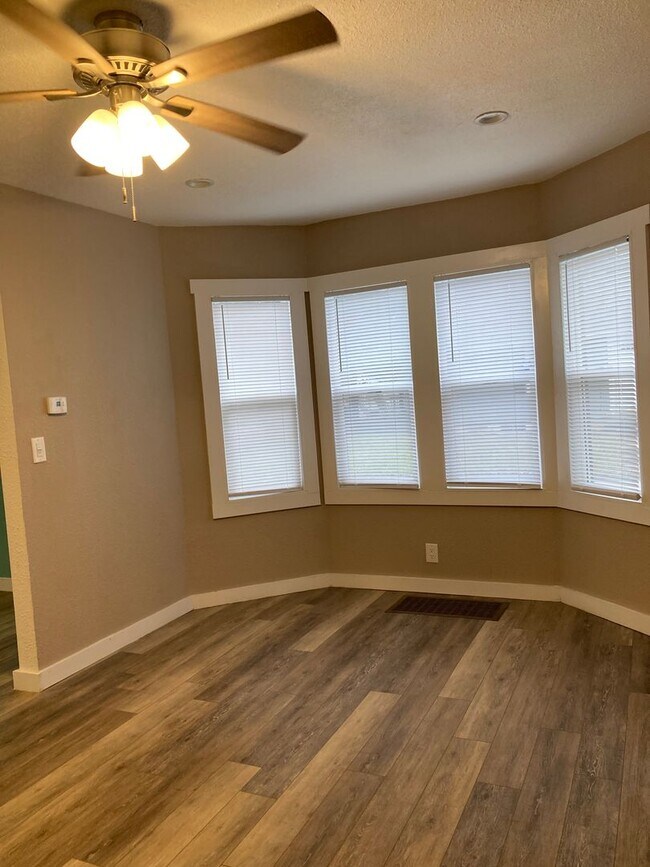 Foto del edificio - Price reduced! Move in by December half of...