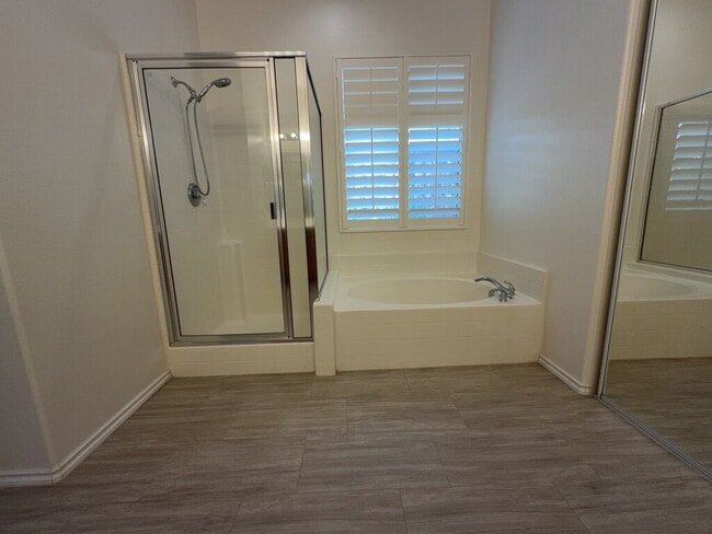 Building Photo - "Spacious  4-Bedroom Oasis in Riverside with 2 Full Baths and 2,470 Sq Ft of Comfort!" NO PETS AL...