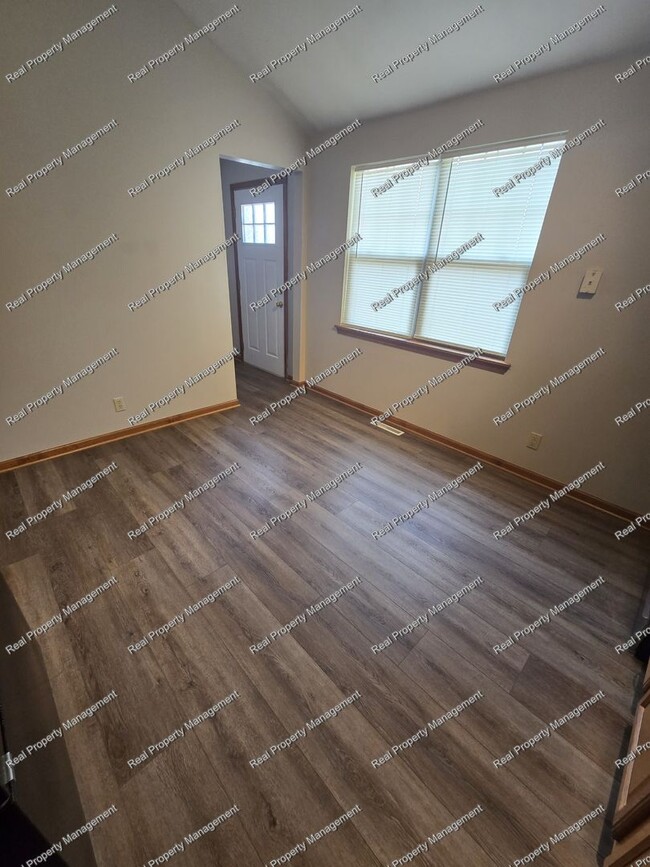 Building Photo - Spacious 2nd Floor 2 Bedroom Apartment