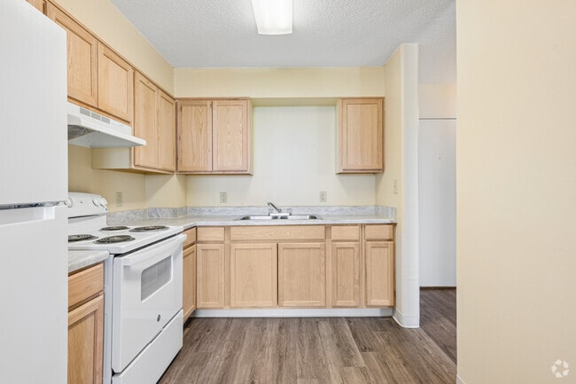 1BR, 1BA - 650SF - Kitchen - Courtview Towers