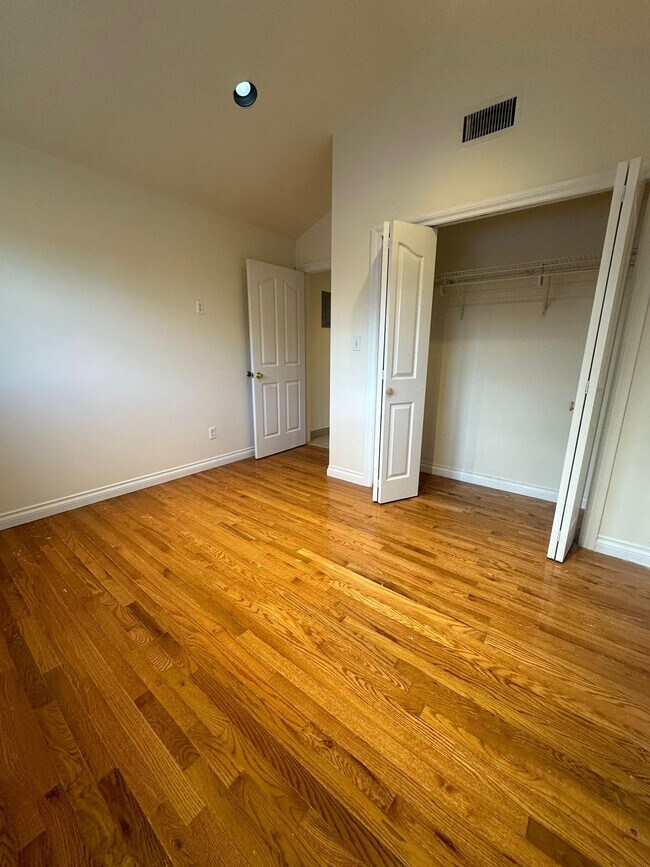 Foto del edificio - 28-23 210th Pl