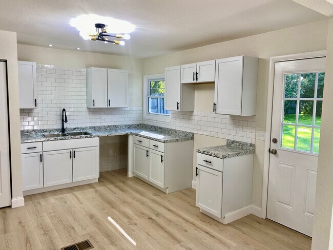 Building Photo - 6035 Fairhaven Dr