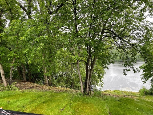 Building Photo - 577 Main St W