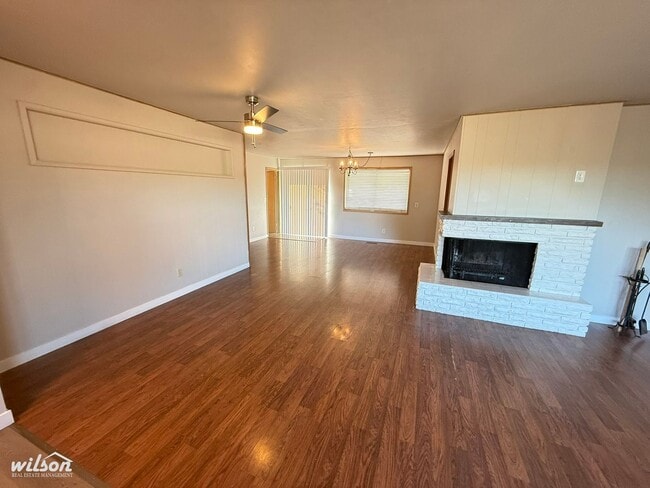 Building Photo - 4 Bedroom / 2 Bathroom Charming Home with Spacious Layout & Private Yard!