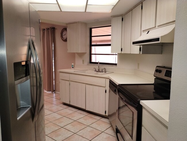 Building Photo - Spacious 3 Bedroom / 2 Bath Home with 2-Car Garage on Nearly ¼ Acre – Spring Hill Area