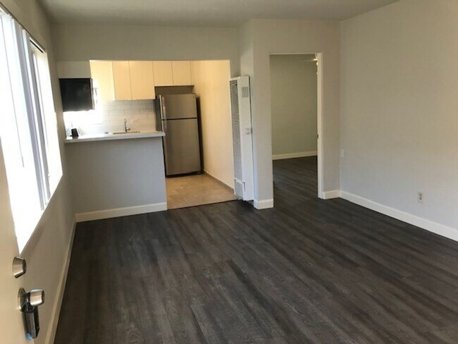 Foto del edificio - Live Steps from the Sand at Ensenada Court!  South Mission Beach | 1 Bed · 1 Bath