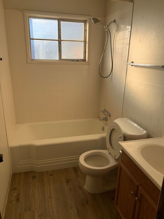 Building Photo - 1/1 Duplex In Paramount!! Small Yard, Smal...