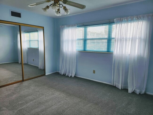 Guest room - 2380 World Parkway Blvd