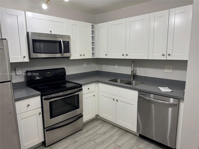 Foto del edificio - 721 N Pine Island Rd