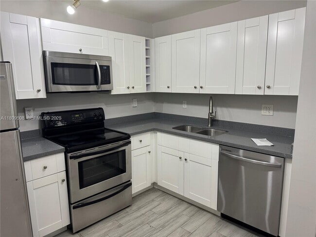 Building Photo - 721 N Pine Island Rd