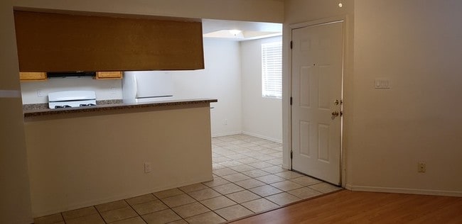Building Photo - 483 Vancouver Rd SE, Apt B